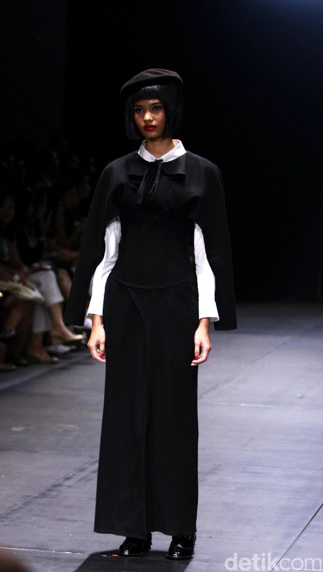 Rancangan Patrick owen bertajuk sentuhan zodiak di Plaza Indonesia Fashion Week 2017. Plaza Indonesia.Jakarta. [Foto: Mohammad Abduh/Wolipop]