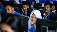 Sejumlah siswa di Sekolah Menengah Kejuruan (SMK) Jakarta Timur, nampak mengikuti Ujian Nasional Berbasis Komputer (UNBK), Senin (3/4/2017).