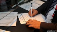 Habiburokhman meminta agar MK menyatakan pasal percobaan permufakatan makar bertentangan dengan konstitusi (UUD 1945).