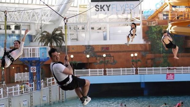 Wahana Skyflyer Zipline yang berada di atas air (West Edmonton Mall)