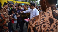 Presiden Joko Widodo berakhir pekan dengan mengunjungi Cibinong City Mall (CCM), Kabupaten Bogor. Jokowi pun membagi-bagikan buku hingga foto bersama dengan pengunjung (Foto: Dok. Kapolres Bogor Kabupaten AKBP AM Dicky Pastika)