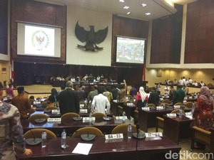 Video: Anggota Dewan yang Hobi Ricuh di Senayan