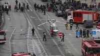 Para penumpang berhamburan keluar stasiun. REUTERS/Anton Vaganov.