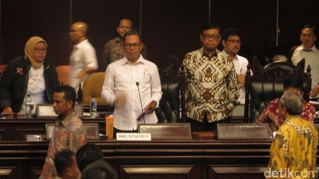 Sidang Paripurna DPD rusuh lagi / 