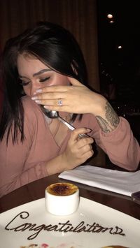 Demi Dapat Dessert Gratis, Pria Ini Pura-pura Lamar Teman Wanitanya!