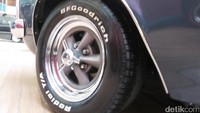 Untuk pelek Rocket wheels membuat dirinya begitu klasik dan mewah bersama dengan ban Bfgoodrich. Untuk ban depan berukuran 225/65/15 dan belakang 255/60/15.