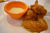 Yuk, Ngemil <i>Chicken Wings</i> Berbalut Keju dan Saus Thailand Malam Ini!