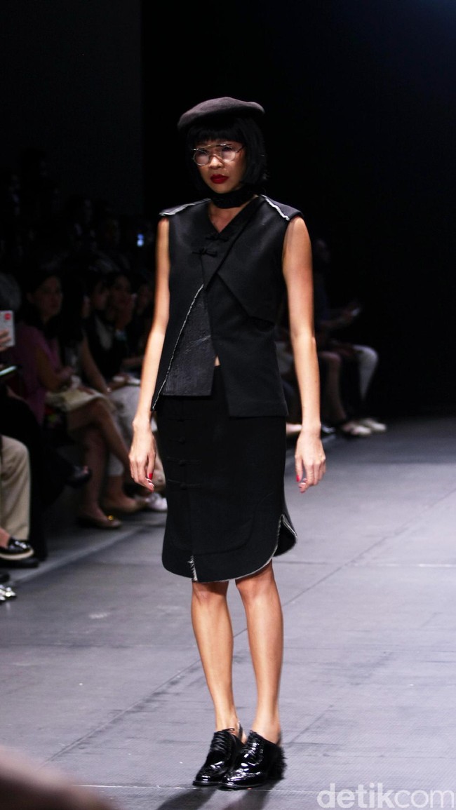 Rancangan Patrick owen bertajuk sentuhan zodiak di Plaza Indonesia Fashion Week 2017. Plaza Indonesia.Jakarta. [Foto: Mohammad Abduh/Wolipop]