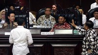 Beberapa senator bahkan maju ke meja pimpinan.