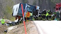 Begini penampakan bus yang terguling di Swedia Utara, Senin (2/4/2017). TT News Agency/Nisse Schmidt/via REUTERS.