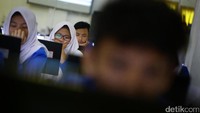 Sejumlah siswa saat mengerjakan Ujian Nasional Berbasis Komputer (UNBK).