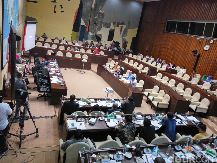 Cecar Ida Budhiati, Anggota Komisi II DPR Soroti JR UU Pilkada