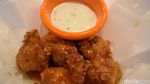 Hooters Girl Sexy Sajikan Chicken Wings Hingga Sandwich Enak