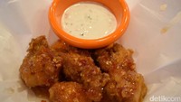 Pilihan lainnya ada boneless wings yang dipadukan dengan bumbu Thai sweet chilli dan dicocol dengan blue cheese sauce.