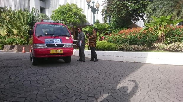 Sumarsono Ngantor ke Balai Kota DKI Naik Angkot KWK