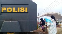 Pemerintah daerah, kepolisian, TNI, dan semua pihak turun tangan karena banyaknya jemaah. Kalau tidak, situasi bisa runyam.