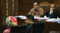 Nazaruddin juga membeberkan ada bagi-bagi duit ke anggota DPR, mulai pimpinan Badan Anggaran (Banggar) hingga pimpinan dan anggota Komisi II. Duit diberikan dalam bentuk dolar AS.