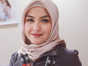 Foto: Pulang Umrah, Revalina S. Temat Makin Cantik Berhijab