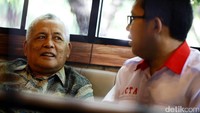 Hatta Taliwang, menjalani pemeriksaan tambahan atas kasus permufakatan makar di Polda Metro Jaya. Hatta juga menjalani wajib laporan rutin setelah permohonan penangguhan penahanannya ditangguhkan usai ditetapkan sebagai tersangka bersama sejumlah aktivis yang akan makar.
