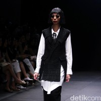 Rancangan Patrick owen bertajuk sentuhan zodiak di Plaza Indonesia Fashion Week 2017. Plaza Indonesia.Jakarta. [Foto: Mohammad Abduh/Wolipop]