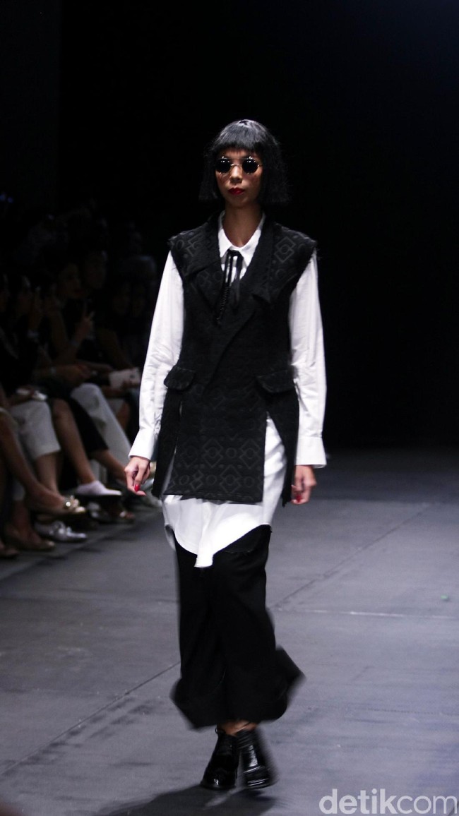 Rancangan Patrick owen bertajuk sentuhan zodiak di Plaza Indonesia Fashion Week 2017. Plaza Indonesia.Jakarta. [Foto: Mohammad Abduh/Wolipop]