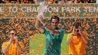 Usai menyingkirkan Nadal di final Miami Terbuka, Federer sukses mengangkat trofi. Pool/REUTERS/Geoff Burke-USA TODAY Sports.