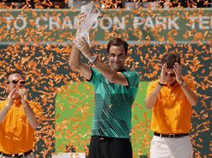 Kalahkan Nadal, Federer Bawa Pulang Trofi Miami Terbuka
