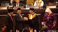Oesman Sapta Odang mendapat ucapan selamat dari Wakil Ketua MA Suwardi.