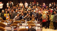 Oesman Sapta Odang foto bersama anggota DPD.