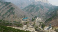 Foto: Dari kejauhan tampak Kuil Sinheungsa dan patung Buddha raksasa di tengah pegunungan (Kurnia/detikTravel)