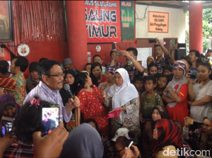 Blusukan Lewat Gang Kecil, Djarot Minta Ditanya Warga Penggilingan