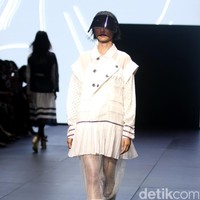 Rama Dauhan di koleksinya ini mengangkat tema Aubade di Plaza Indonesia Fashion Week 2017. Plaza Indonesia Lt. 8, Jakarta. [Foto: Mohammad Abduh/Wolipop]