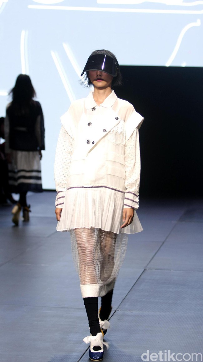 Rama Dauhan di koleksinya ini mengangkat tema Aubade di Plaza Indonesia Fashion Week 2017. Plaza Indonesia Lt. 8, Jakarta. [Foto: Mohammad Abduh/Wolipop]