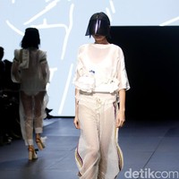 Rama Dauhan di koleksinya ini mengangkat tema Aubade di Plaza Indonesia Fashion Week 2017. Plaza Indonesia Lt. 8, Jakarta. [Foto: Mohammad Abduh/Wolipop]