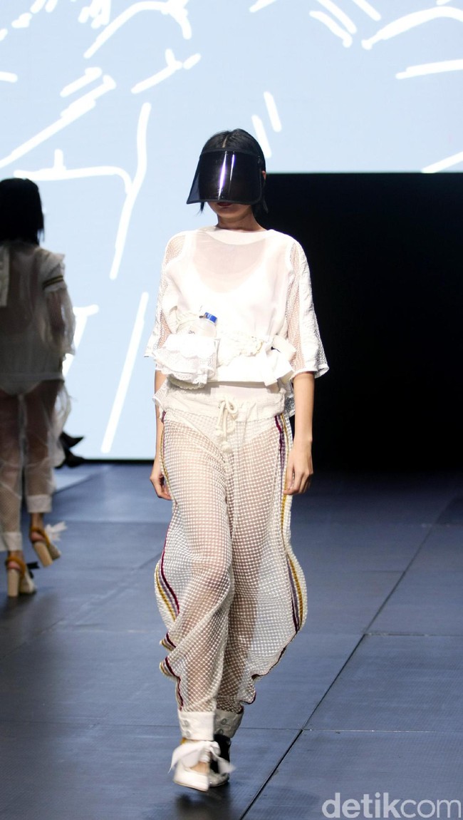 Rama Dauhan di koleksinya ini mengangkat tema Aubade di Plaza Indonesia Fashion Week 2017. Plaza Indonesia Lt. 8, Jakarta. [Foto: Mohammad Abduh/Wolipop]