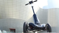 Skuter listrik ini memiliki dua ban pneumatic (ban berisi angin) berukuran 10 inchi di depan serta satu ban urethane-foam (berbahan dasar busa) di bagian belakang yang berukurang 8 inchi.