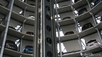 Car Towers ini merupakan landmark Autostadt terkenal di Wolfsburg. Menara itu terletak di Pusat Distribusi Mobil VW di sudut timur Autostadt.