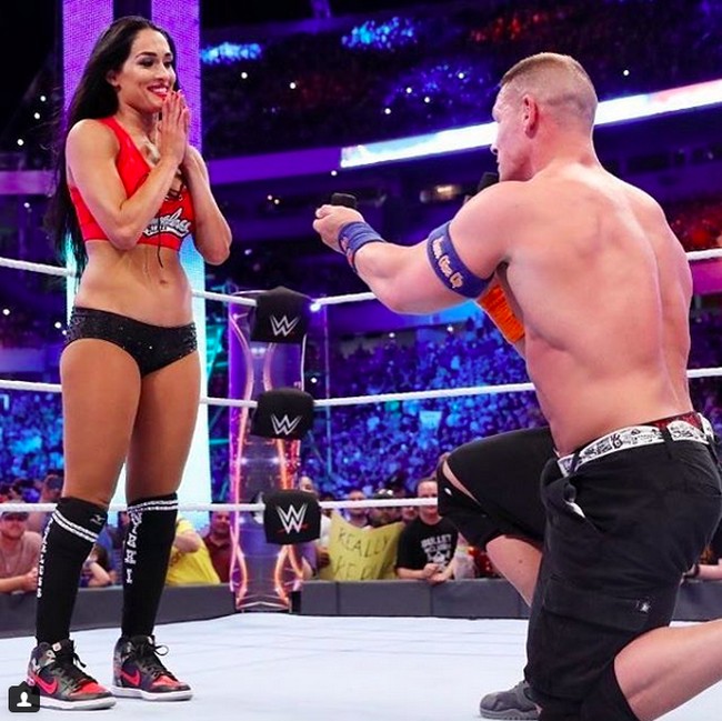 John Cena tampaknya sudah move on dari mantan tunangannya, Nikki Bella yang sama-sama bintang WWE SmackDown. John melamar Nikki di atas ring usai keduanya melawan The Miz dan Maryse, pada April 2017. Sayang, hubungan mereka tidak sampai pelaminan dan putus setahun kemudian. Foto: Dok. Instagram Nikki Bella