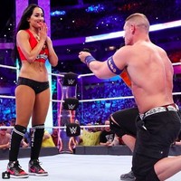 John Cena tampaknya sudah move on dari mantan tunangannya, Nikki Bella yang sama-sama bintang WWE SmackDown. John melamar Nikki di atas ring usai keduanya melawan The Miz dan Maryse, pada April 2017. Sayang, hubungan mereka tidak sampai pelaminan dan putus setahun kemudian. Foto: Dok. Instagram Nikki Bella