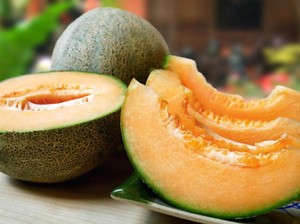 Wanita Ini Ditahan Polisi karena Tusuk Melon Rp 1,8 Juta Sampai Bolong!