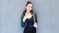 Wanita berdarah Prancis itu kerap tampil stylist dengan gaya kasual. Dok. Instagram/alyssadaguise