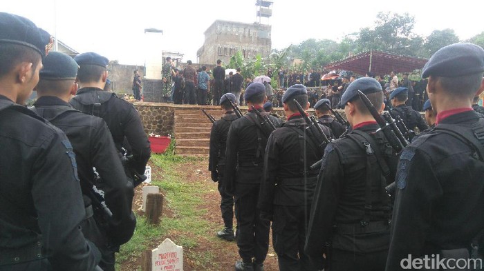 Hujan Iringi Pemakaman Anggota Tinombala Ipda Zasmi di Bandung