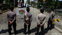 Polisi berjaga-jaga.