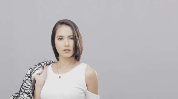 Tatapan Memikat Pevita Pearce di Bolder In 2 Years Tatapan Memikat Pevita Pearce di Bolder In 2 Years