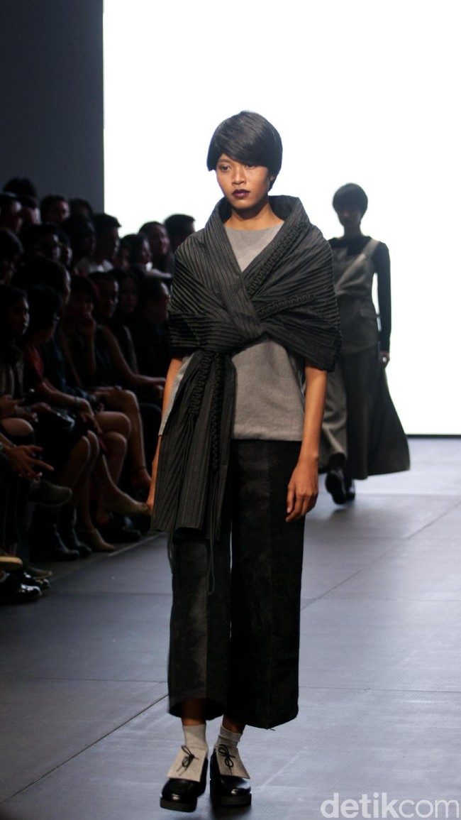 Koleksi terbaru Hunting Fields di Plaza Indonesia Fashion Week 2017. Plaza Indonesia Lt.8, Jakarta. [Foto: Mohammad Abduh/Wolipop]