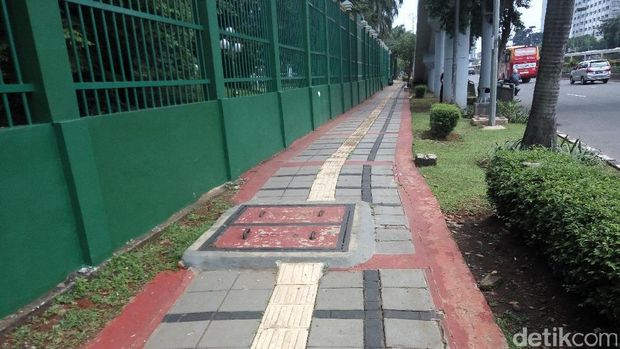 Gorong-gorong di depan Gedung DPR / 