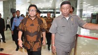 OSO berharap agar ke depannya DPD tidak terjadi kericuhan di tubuh internal. Pria yang masih menjabat sebagai wakil ketua MPR ini meminta maaf dirinya baru hadir sesaat sebelum pemilihan ketua DPD, dini hari tadi.