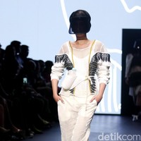 Rama Dauhan di koleksinya ini mengangkat tema Aubade di Plaza Indonesia Fashion Week 2017. Plaza Indonesia Lt. 8, Jakarta. [Foto: Mohammad Abduh/Wolipop]