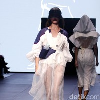 Rama Dauhan di koleksinya ini mengangkat tema Aubade di Plaza Indonesia Fashion Week 2017. Plaza Indonesia Lt. 8, Jakarta. [Foto: Mohammad Abduh/Wolipop]