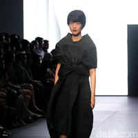 Koleksi terbaru Hunting Fields di Plaza Indonesia Fashion Week 2017. Plaza Indonesia Lt.8, Jakarta. [Foto: Mohammad Abduh/Wolipop]